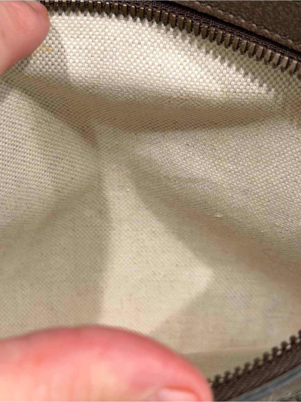 Gucci Brown Leather Interior Tag Close-Up - Picture 9 of 10